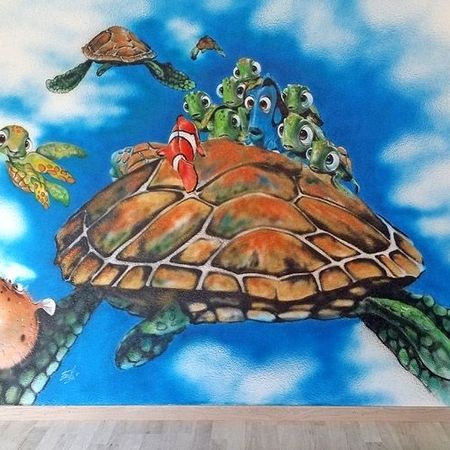 Findet Nemo, der zu Dorie und weiteren Fischen schaut, die auf einer Wasserschildkröte liegen.