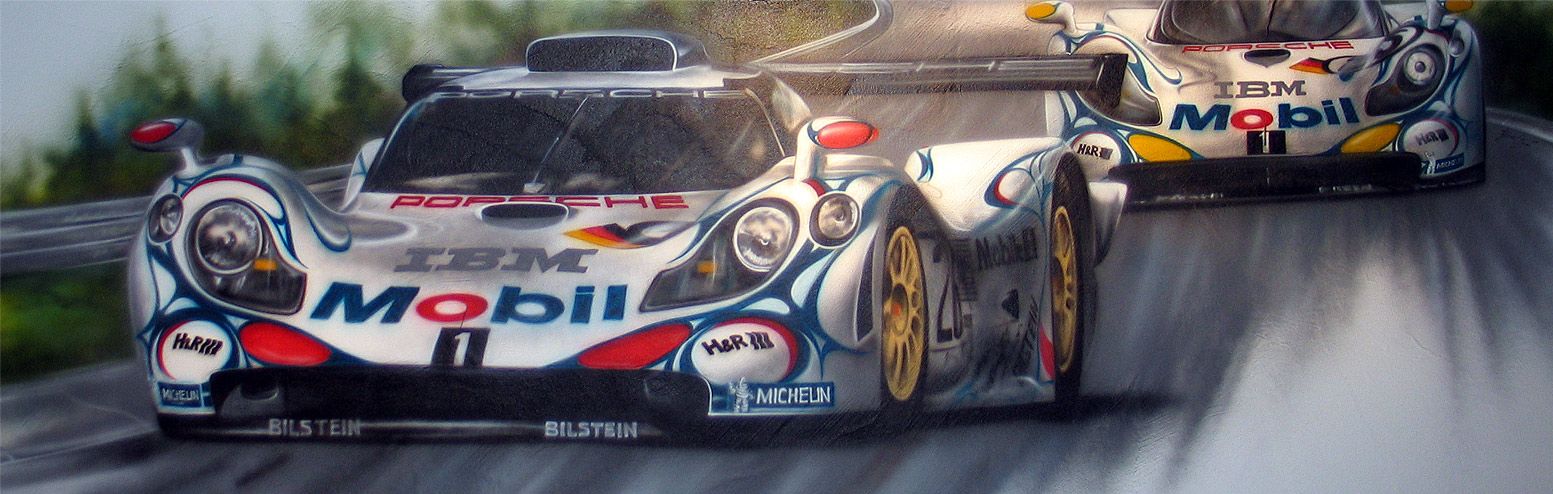 Zwei Rennfahrzeuge von Porsche mit auffälliger Lackierung.