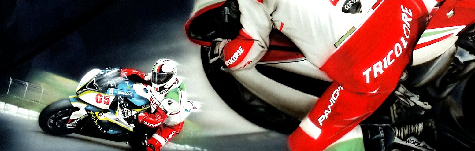 Zwei Motorräder mit auffällig lackierten Fahrern darauf.