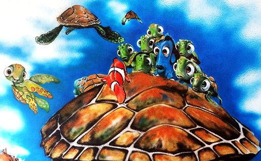 Findet Nemo, der zu Dorie und weiteren Fischen schaut, die auf einer Wasserschildkröte liegen.